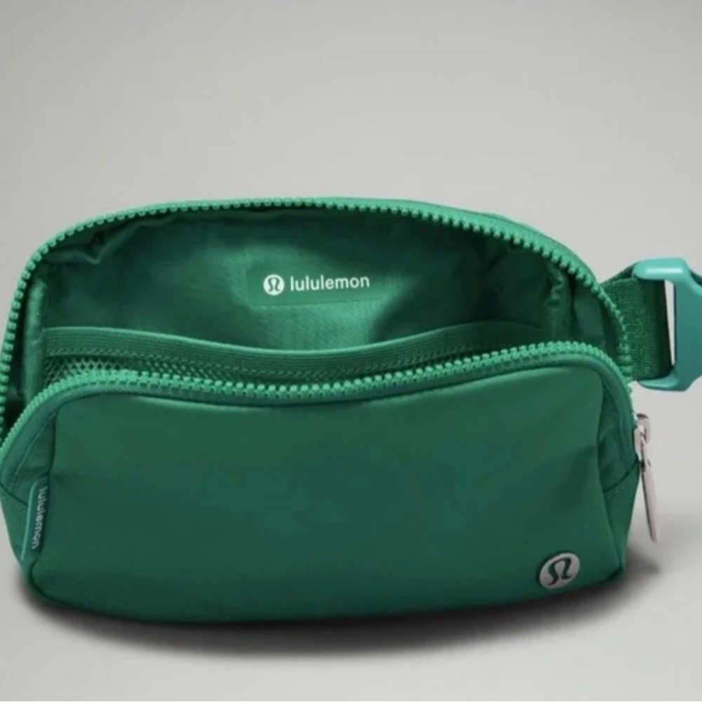 🍋 Lululemon emerald green belt bag 🍋
